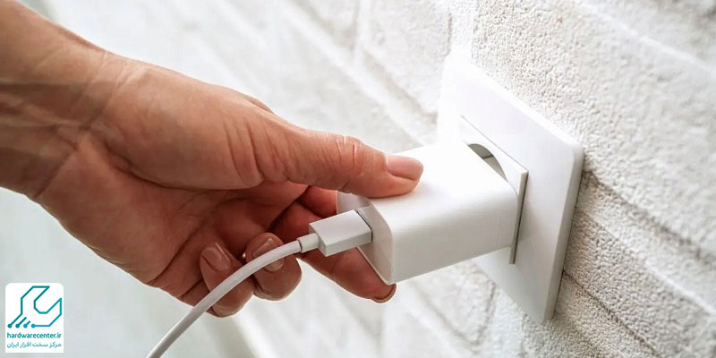 مشکل در پریز برق یا منبع تغذیه علت قطع و وصل شارژ گوشی